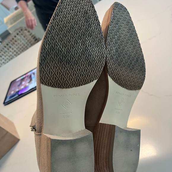 Donald Pliner size 8.5 tan ankle boots with gold hardware - Picture 5 of 6